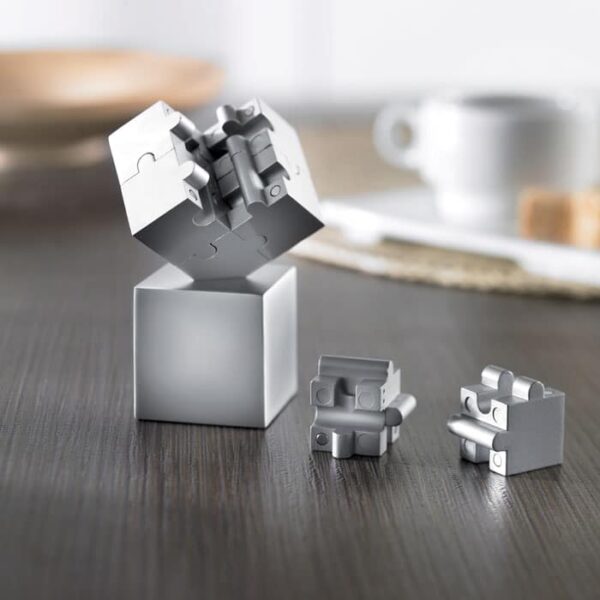 Metalowe puzzle 3D magnetyczne i antystres. Może również służyć za przycisk do papierów.. Gadżet reklamowy dla firmy.