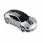 Bezprzewodowa mysz optyczna nowej generacji w kształcie samochodu. Odbiornik ulokowany w bagażniku. Obudowa ABS i czarno-srebrne błyszczące wykończenie. 2 baterie AAA nie są dołączone. 800 dpi.. Gadżet reklamowy dla firmy.