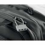 Zabezpieczenie bagażu w postaci kłódki metalowej z 3 kombinacjami kodu zabezpieczającego.. Gadżet reklamowy dla firmy.
