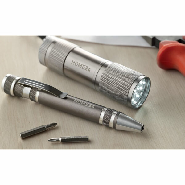 2 aluminiowe narzędzia w pudełku: latarka z 9 LED i multinarzędzie w kształcie długopisu z wkrętakami z nacięciem prostym (3 szt.) i gniazdem krzyżowym Phillips (3 szt.). 3 baterie AAA nie dołączone.. Gadżet reklamowy dla firmy.