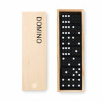 Plastikowe domino zapakowane w drewniane pudełko.. Gadżet reklamowy dla firmy.