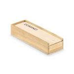 Plastikowe domino zapakowane w drewniane pudełko.. Gadżet reklamowy dla firmy.