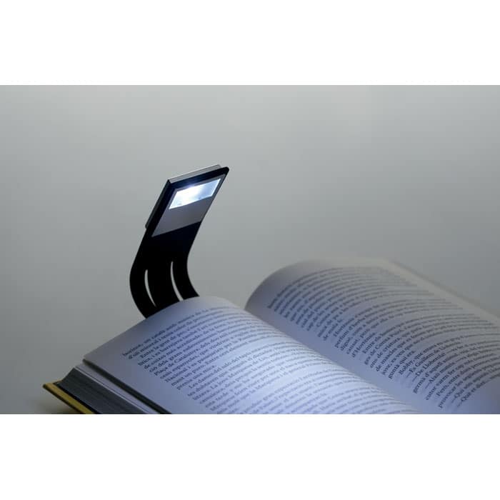 Lampka do czytania LED z elastycznym korpusem ułatwiającym regulację kąta. Idealna jako zakładka do książki. W zestawie 2 baterie CR2032.. Gadżet reklamowy dla firmy.