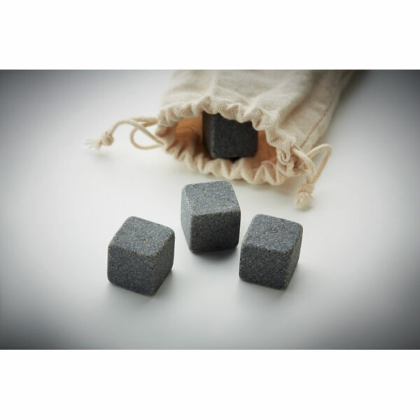 Zestaw 4 kamiennych kostek lodu wielokrotnego użytku w praktycznym etui z bawełny.. Gadżet reklamowy dla firmy.
