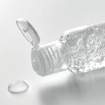 Żel do mycia rąk w butelce wielokrotnego użytku z PET z wieczkiem. Pojemność 50 ml. 70% -owy preparat alkoholowy. Wyprodukowany w Unii Europejskiej. Ten produkt jest klasyfikowany jako kosmetyk.. Gadżet reklamowy dla firmy.