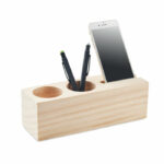 Drewniany stojak na biurko z uchwytem na długopis i telefon oraz nasionami koniczyny.. Gadżet reklamowy dla firmy.