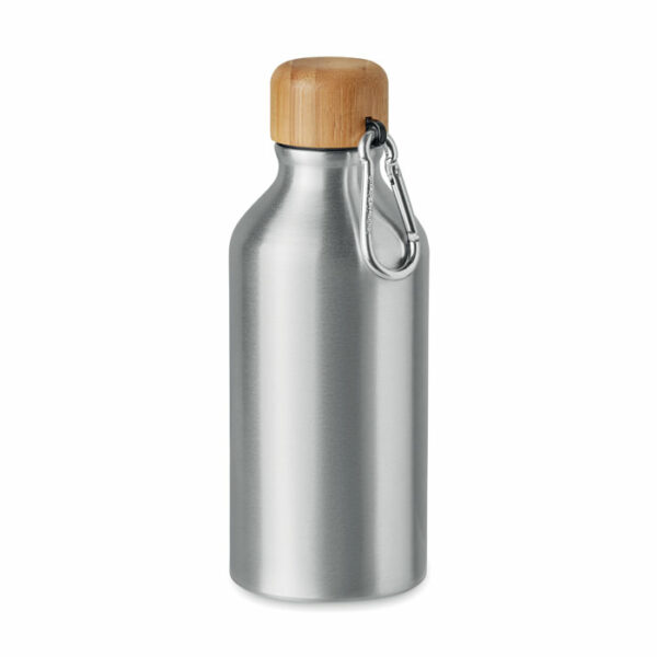 Jednościenna butelka aluminiowa z bambusową pokrywką i karabińczykiem. Pojemność: 800 ml. Gadżet reklamowy dla firmy.