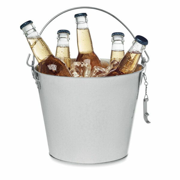 Metalowy kubełek na piwo lub inne napoje z uchwytem i z otwieraczem do butelek. Pojemność: 4 L.. Gadżet reklamowy dla firmy.