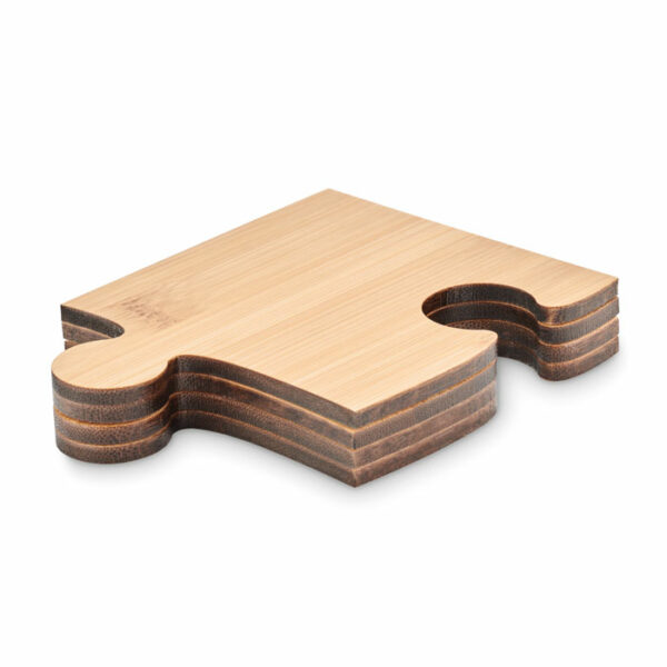 Zestaw 4 bambusowych podstawek w kształcie puzzli. Mogą być używane osobno lub połączone w jedną podstawkę pod naczynia.. Gadżet reklamowy dla firmy.