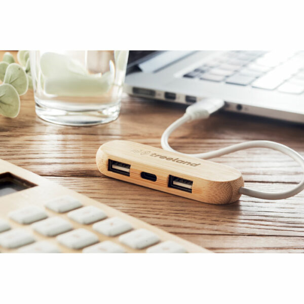 3 portowy 2.0 Typ-C USB hub w bambusowym etui. Długość kabla 24 cm.. Gadżet reklamowy dla firmy.
