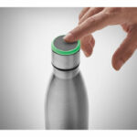 Dwuścienna butelka ze stali nierdzewnej z sensorem przypominającym. Światło czujnika świeci co godzinę przypominając o konieczności nawodnienia. Zawiera 1 baterię CR2032. Pojemność: 500 ml.. Gadżet reklamowy dla firmy.