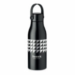 Jednościenna butelka z aluminium z zakrętką z ABS i silikonową zawieszką. Pojemność 650 ml.. Gadżet reklamowy dla firmy.