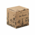 Zestaw do uprawy roślin w formie kuli w kartonowym pudełu. Kula zawiera nasiona kwiatów miododajnych. Wyprodukowano w UE.. Gadżet reklamowy dla firmy.