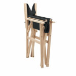 reżyserskie krzesło drewniane na plażę/kamping ze zdejmowanym siedziskiem z tkaniny poliestrowej. Max: waga 80 kg. Wyprodukowano w UE. Ten przedmiot może być dostarczony tylko w wielokrotności opakowania zewnętrznego zawierającego 2 szt. Gadżet reklamowy dla firmy.