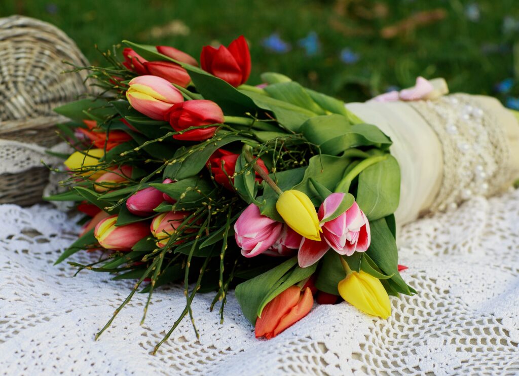 Bukiet kwiatów na Dzień Matki Dzień Mamy Tulipany żółte różowe czerwonea