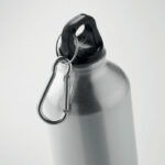 Jednościenna butelka z aluminium z recyklingu z karabińczykiem. Pojemność: 500 ml. Szczelna. Karabińczyk nie jest przeznaczony do wspinaczki (nie do profesjonalnego wykorzystania). Nadruk sublimacyjny dostępny tylko na białym produkcie.. Gadżet reklamowy dla firmy.