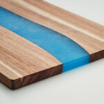 Deska do krojenia z drewna akacjowego z detalami z żywicy epoksydowej. Drewno jest produktem naturalnym