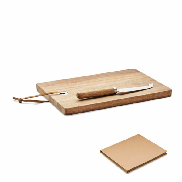 Deska do serów z drewna akacjowego z nożem. Prezentowana w kartonowym pudełku upominkowym. Drewno jest produktem naturalnym