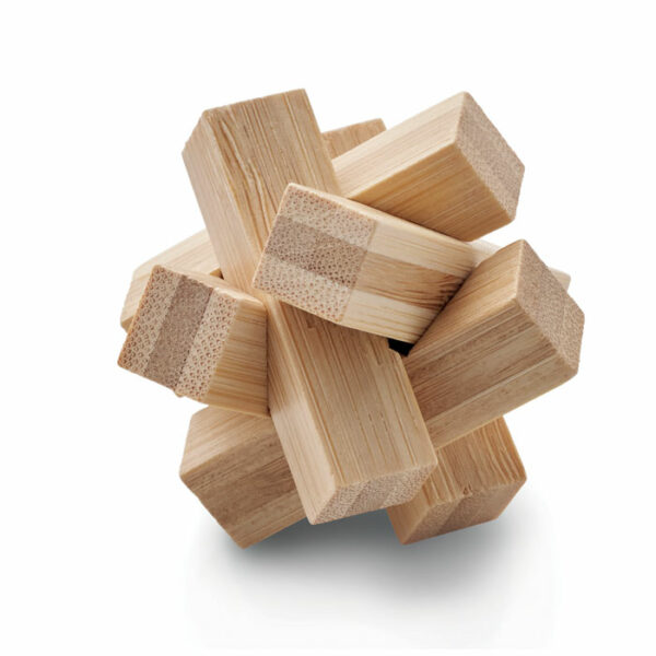 Bambusowa łamigłówka w kształcie gwiazdy. Prezentowana w pudełku z papieru z recyklingu. Bambus jest produktem naturalnym