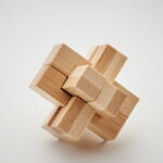 Bambusowa łamigłówka. Prezentowana w papierowym pudełku z recyklingu. Bambus jest produktem naturalnym