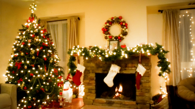 Świąteczna choinka, kominek, stroik, skarpety, prezenty